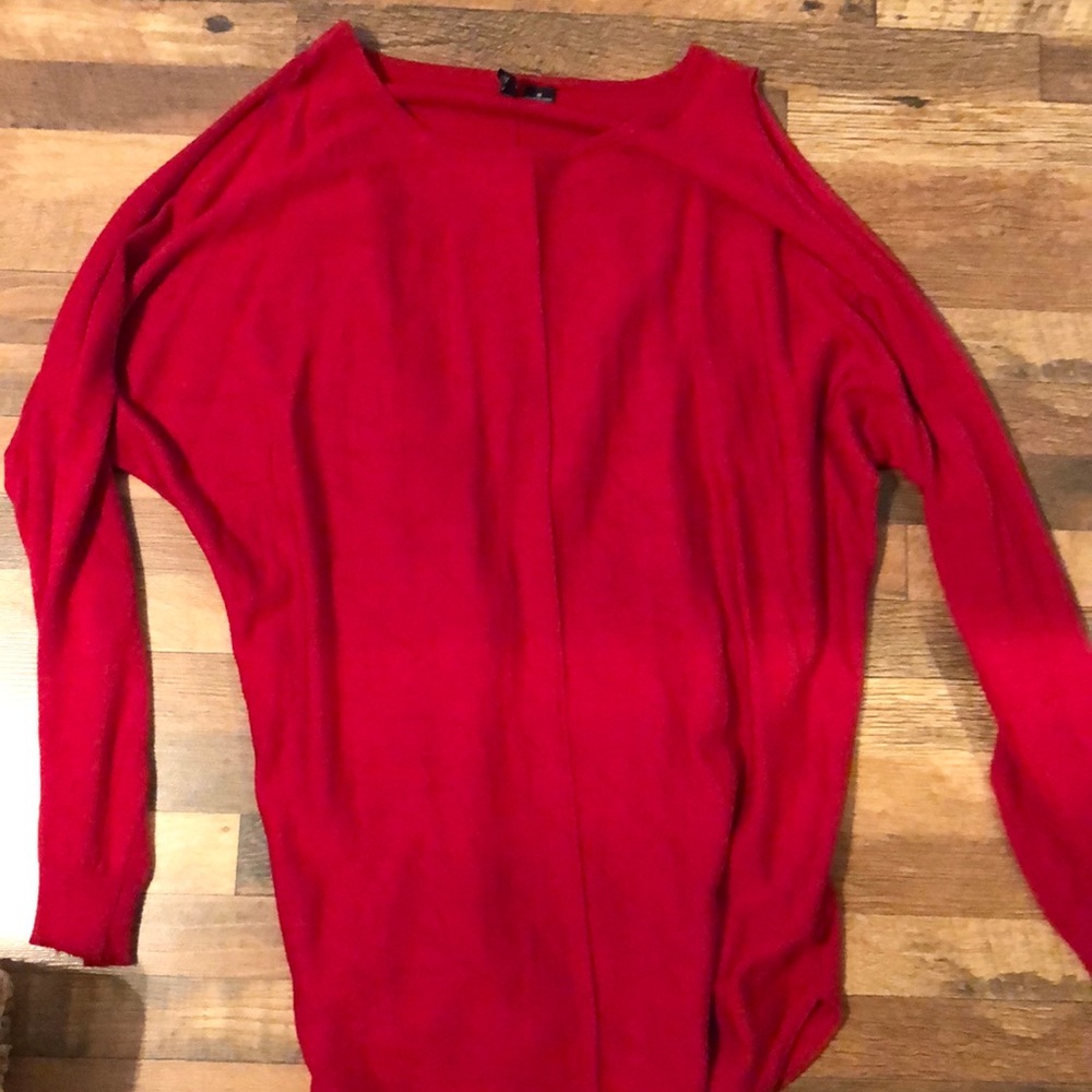 New Directions Size M Red Cold Shoulder Tunic